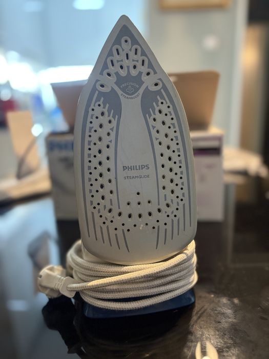 Парна ютия на Philips Azur GC4410 2400W с кутия