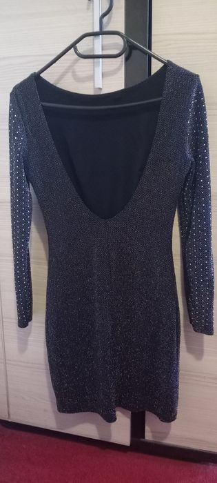 Vand rochii mărimea S  100 lei toate