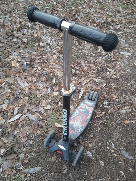 Самокат в отличном состоянии. Ручка регулируется