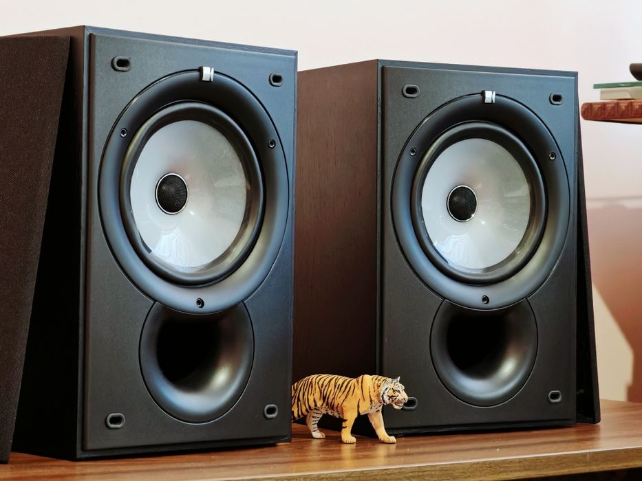 Kef Q15. Boxe raft top. Masive si bogate în detalii. Preț fix !