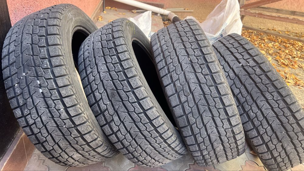 Шины зимние  б/у юкохама в отличном состояние