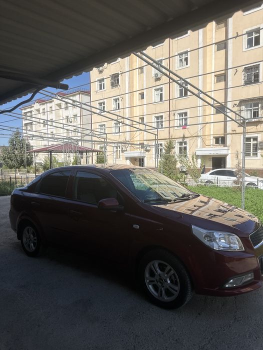 Nexia 3 qizil rangda