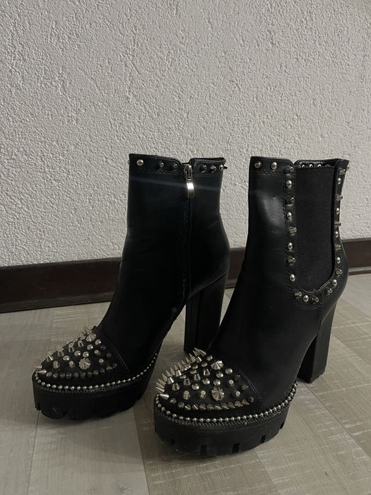 Черни боти с шипове