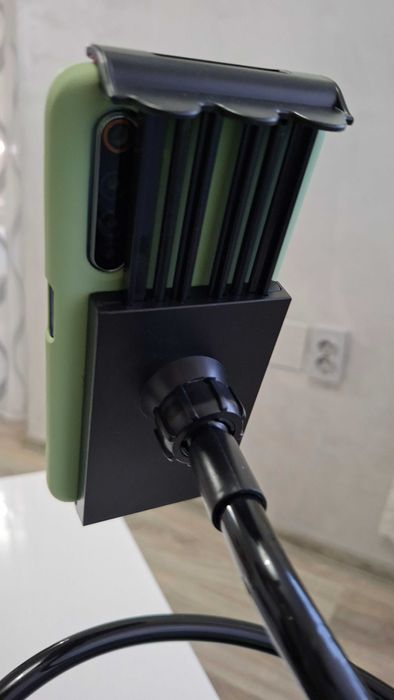 Стойка за телефон с дълго гъвкаво рамо.