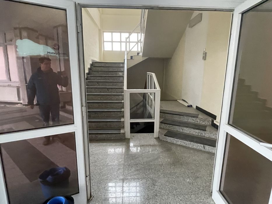 Vand spatiu comercial 1000 mp + teren