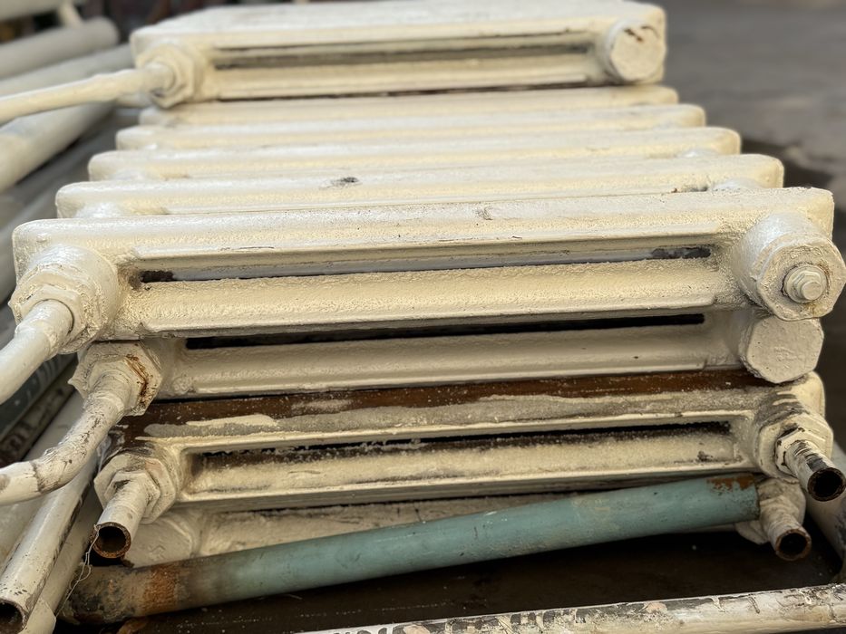 Радиатор отопления - чугунный, советского производства, 58 секций