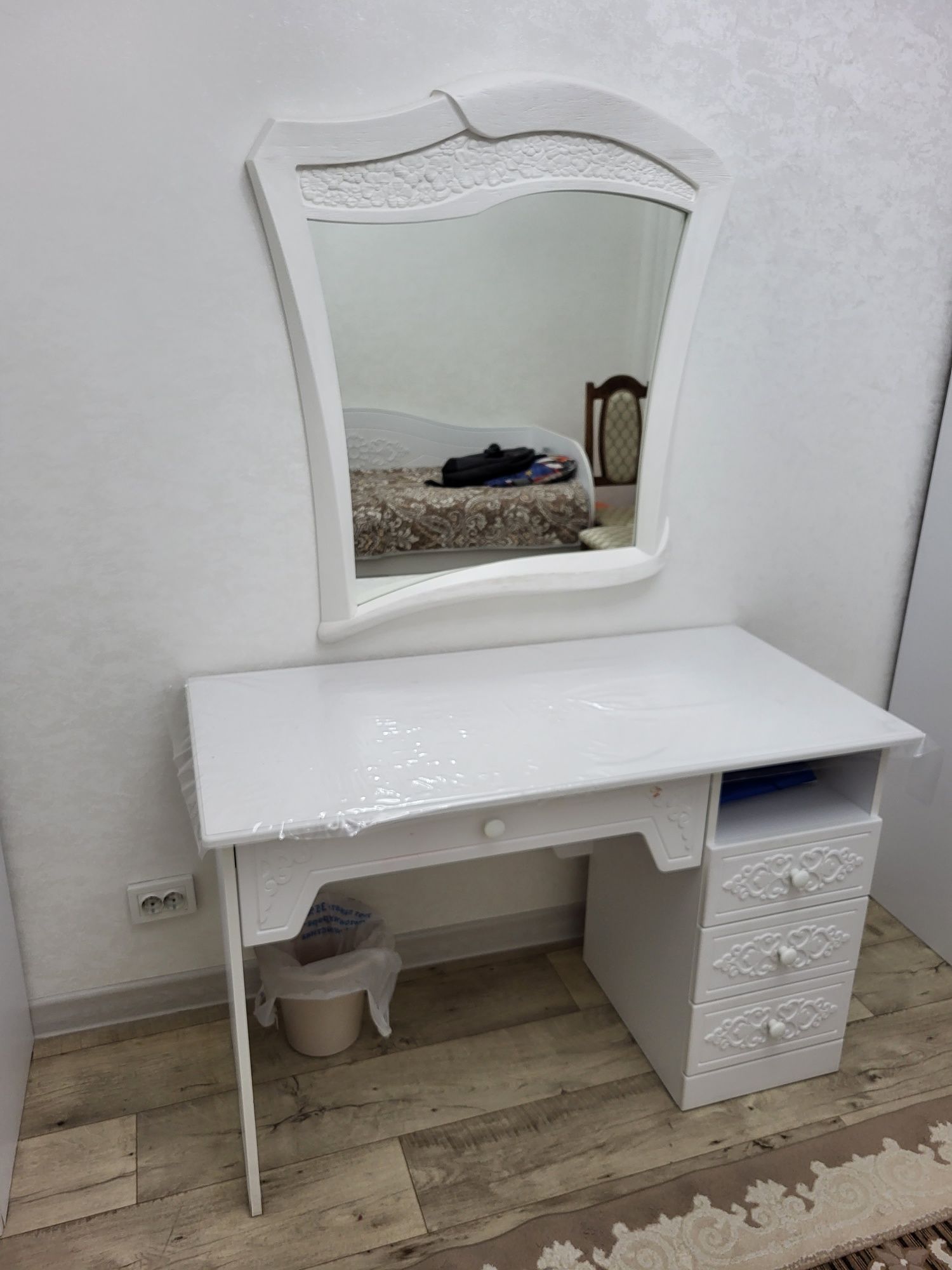Мебель шкаф стол зеркала кровать