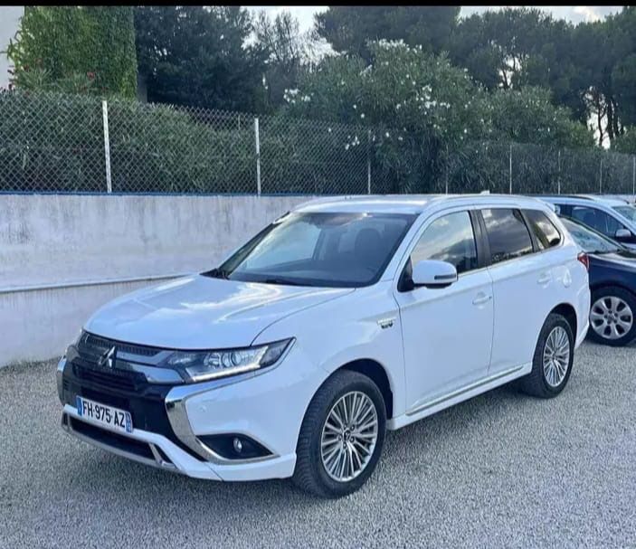 Mitsubishi Outlander PHEV, хибрид 2.4, 236 к.с.