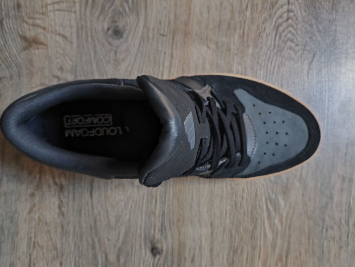 Продавам чисто нови кецове adidas , размер 45 1/3