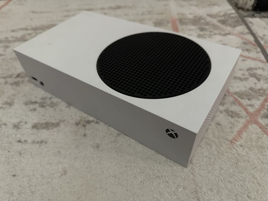 Xbox series S! състояние като ново