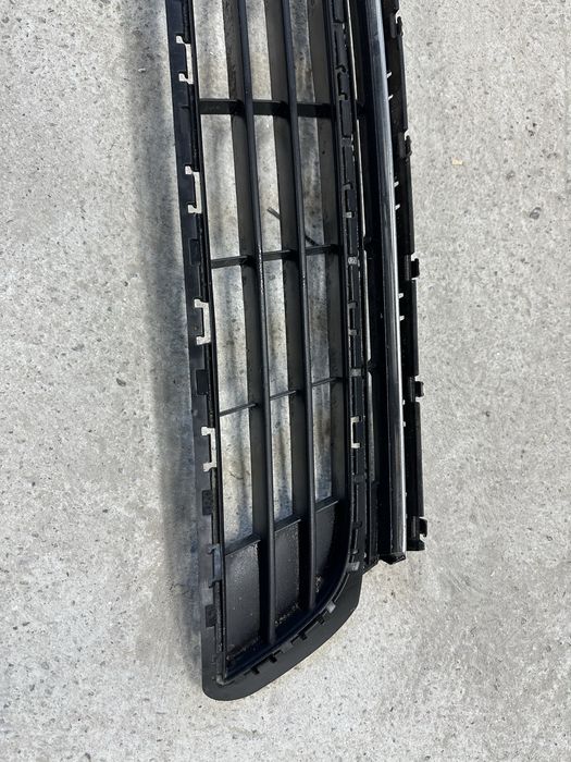 Grilă inferioară bară față vw golf 7.cod:5g0853677.a.