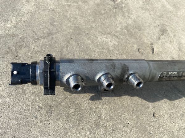 Rampa injectoare 2.4  Volvo S60 S80 V70 XC70 XC90 30777554
