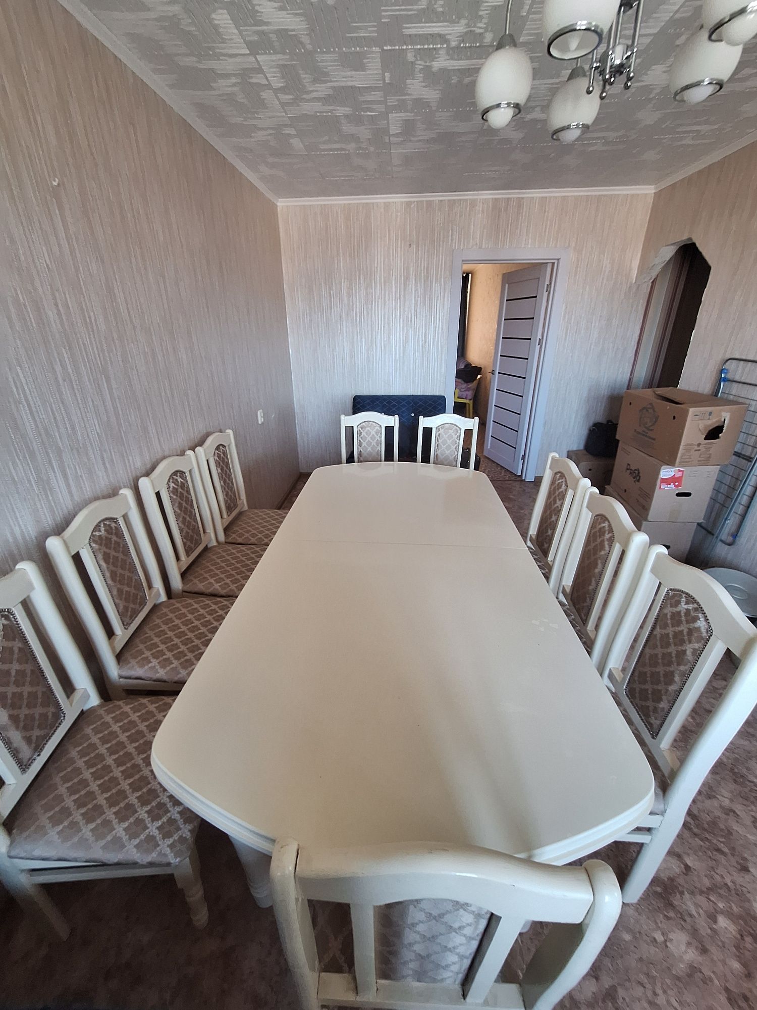 Продаю шкаф, стол и стульев