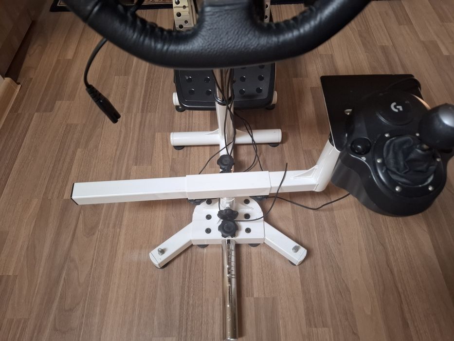 Volan Logitech si playseat Arozzi
