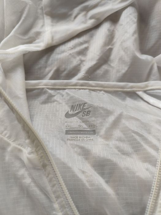 Продавам ветровка на Nike