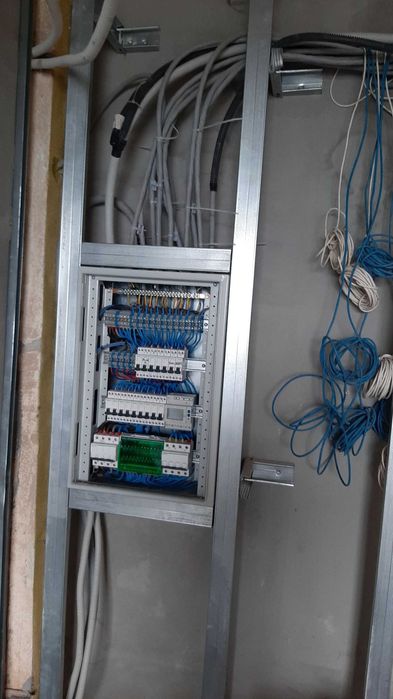 Electrician .  servici instalatii electrice si automatizari