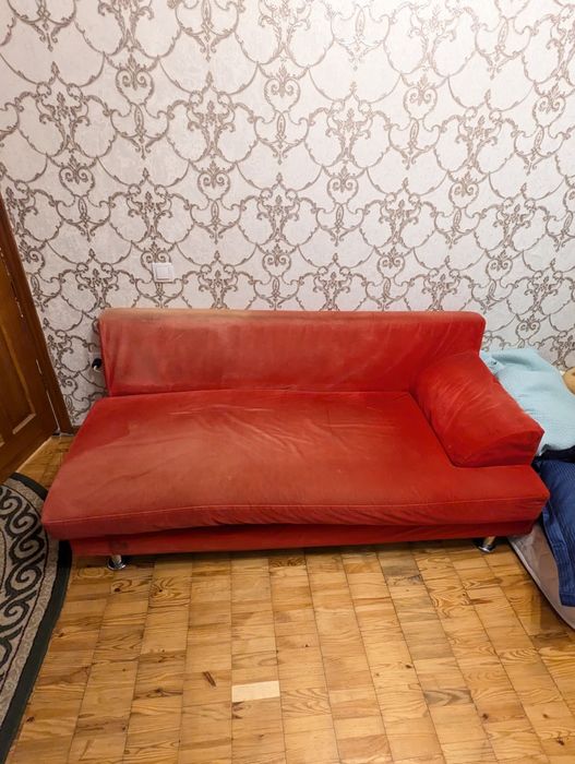 Продам красный диван