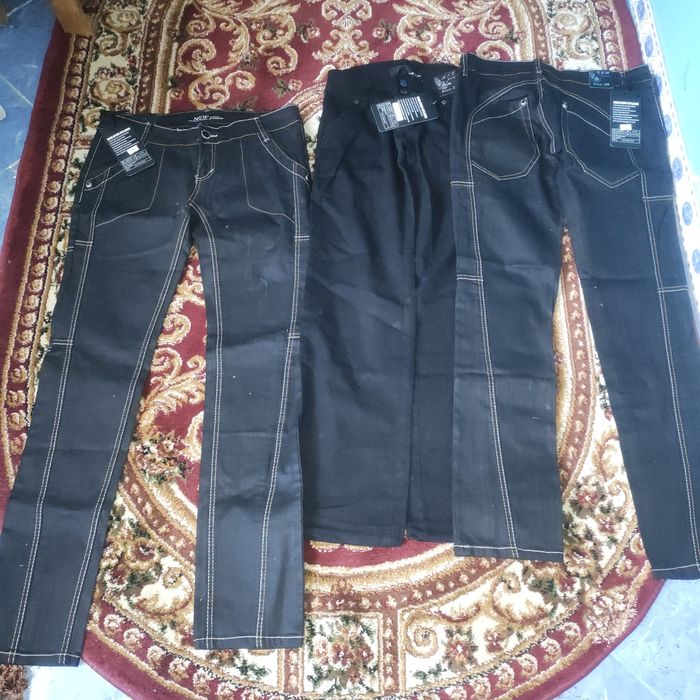 Vând blugi de damă