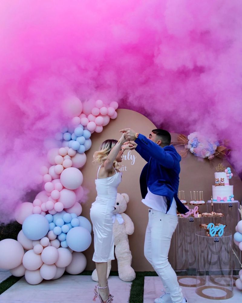 Fumigene colorate gender reveal  artificii tort vulcani interior