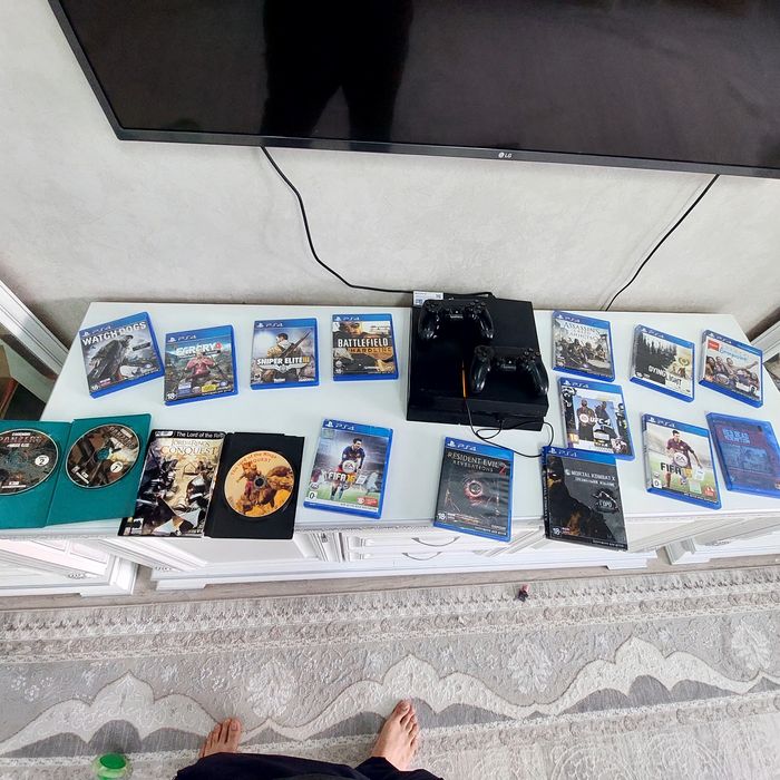 Продам PC4 с 2 джостиками и играми