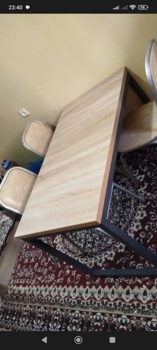 Stol va stul mustahkam ayoqlari temirdan.Srochno sotiladi