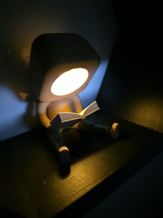 Lampă 3D „Cititorul” – decor modern, print 3D