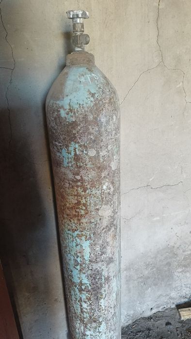 Продам кислородныи балон один и газ баллон полныи