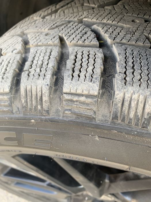 Шина зимние шипованные 235/50/19 нормальном состоянии