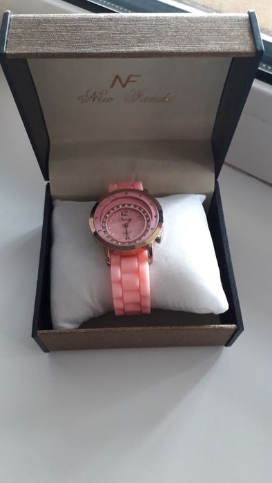 Часы. Кварцевые. На батарейках.