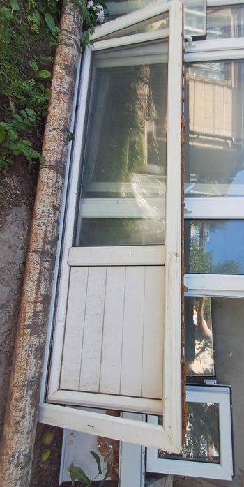 Продам пластиковую дверь