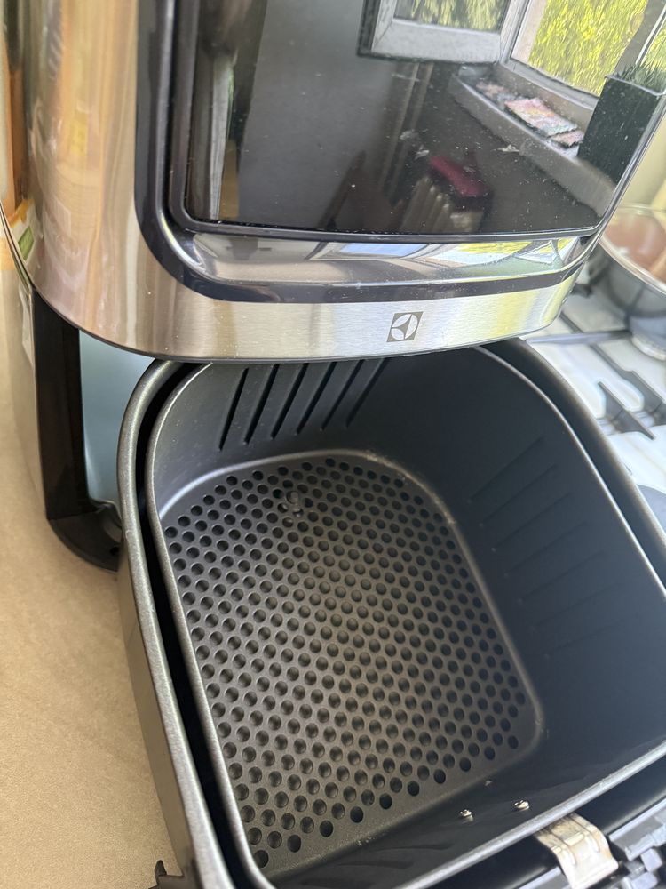 Friteuza fara ulei Electrolux Air Fryer model E6AG1-6ST, 1800w, 5.4L