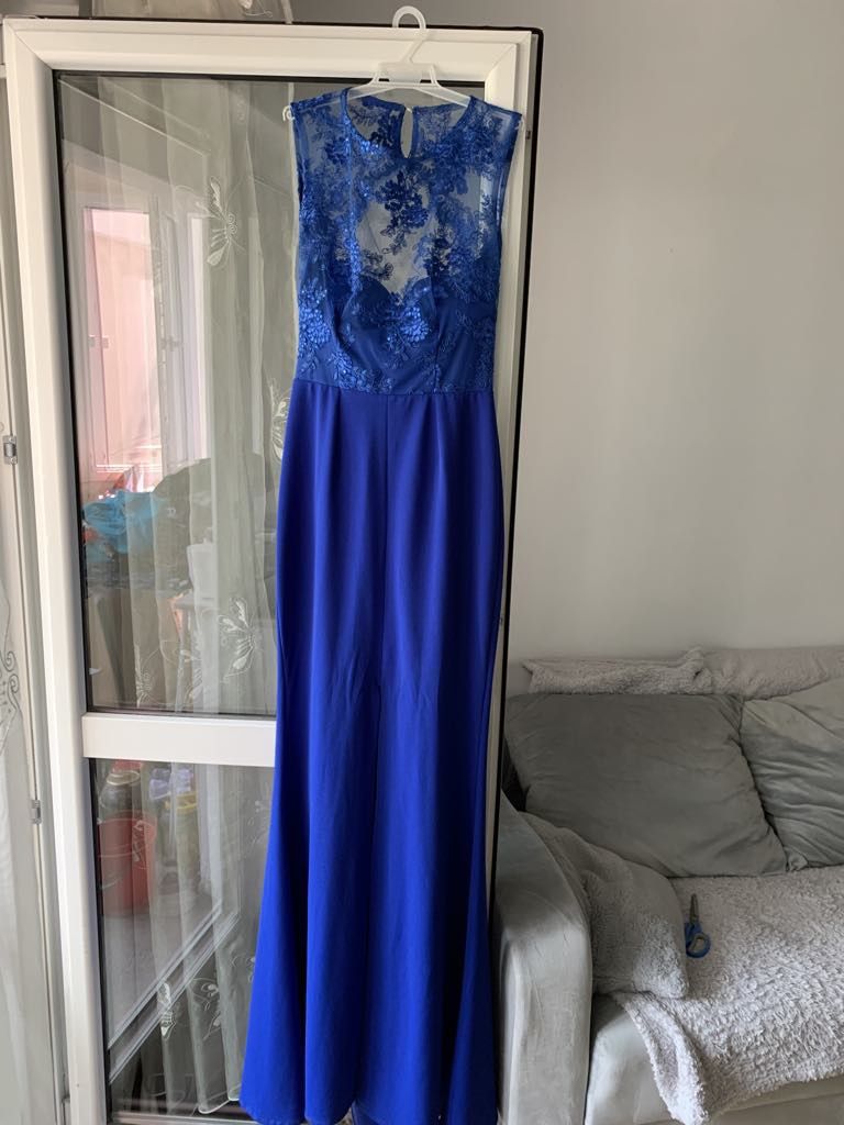 Rochie de ocazie , purtată o singură dată .