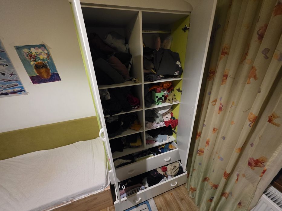 De vânzare paturi copii (roz: 140x70 cm, verde: 160x70 cm)