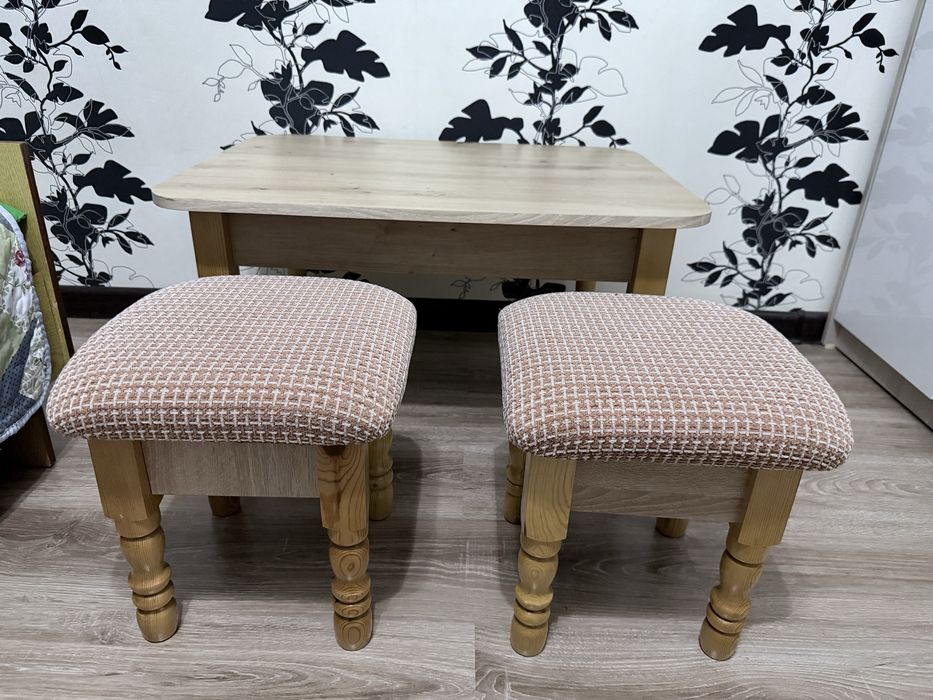 Стол с двумя стульями