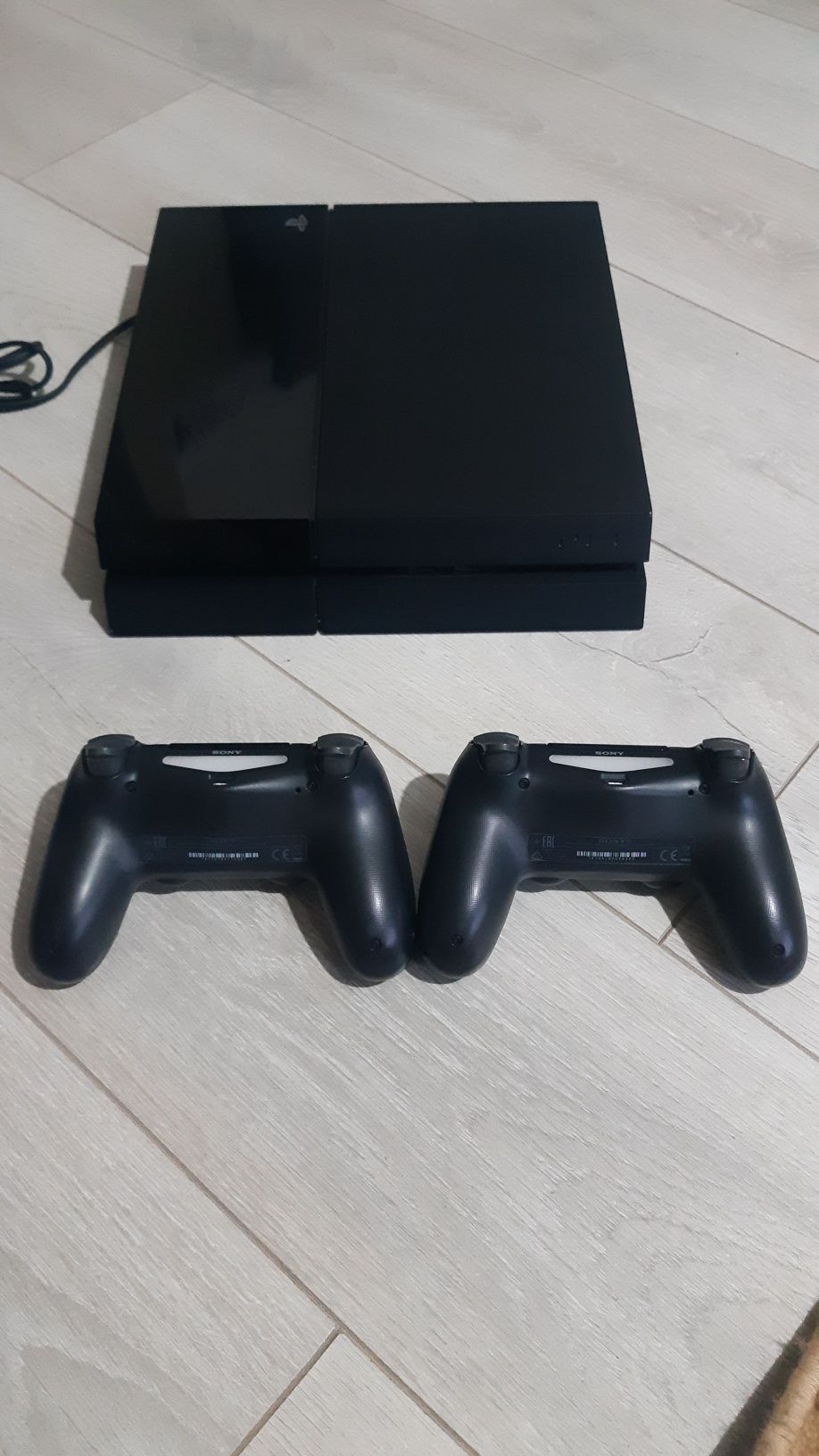Ps4 с 2 геймадами и дисками