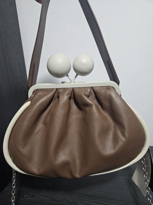 Geanta Max Mara.