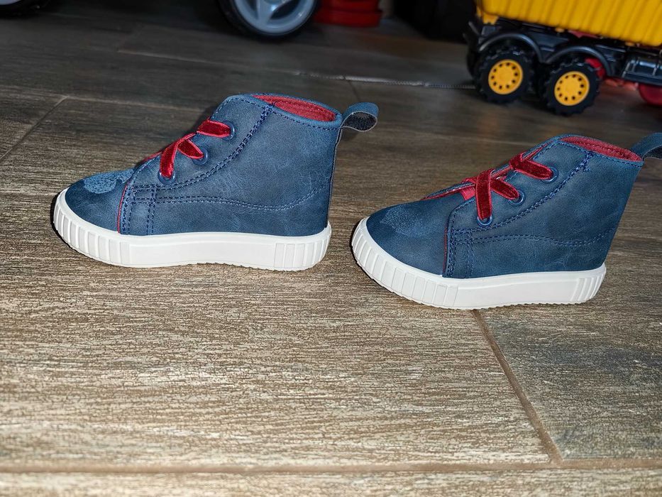 Продавам детски обувки