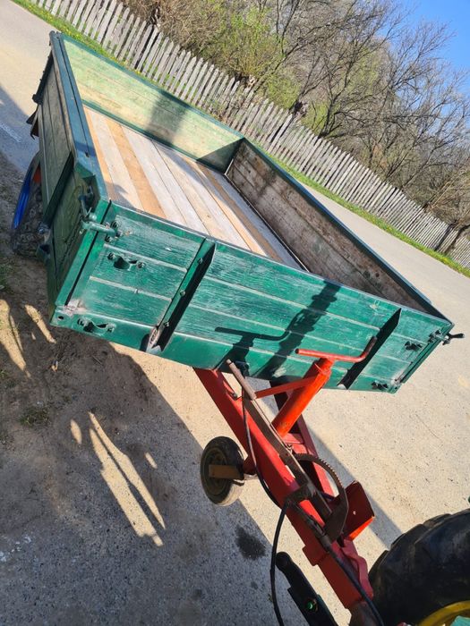 Vand doua remorci agricole