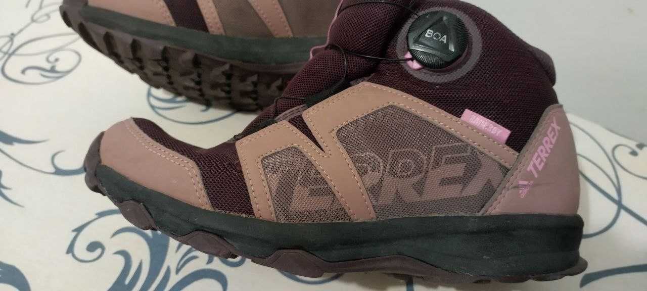 Продавам детски спортни обувки adidas Terrex Boa Mid Rain Ready