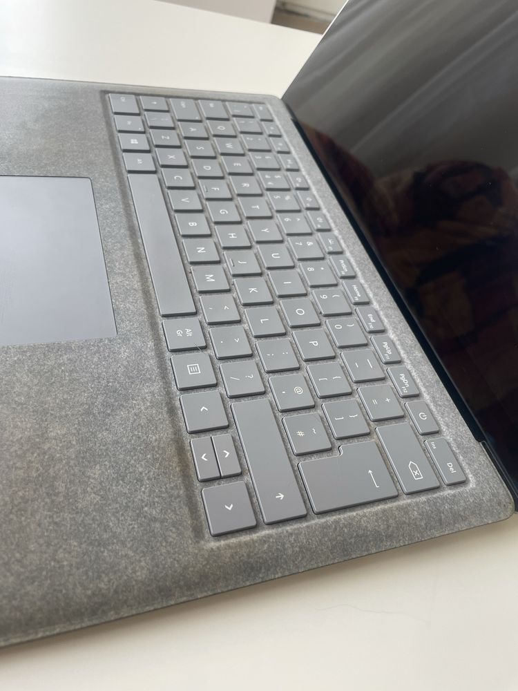 Лаптоп Microsoft Surface