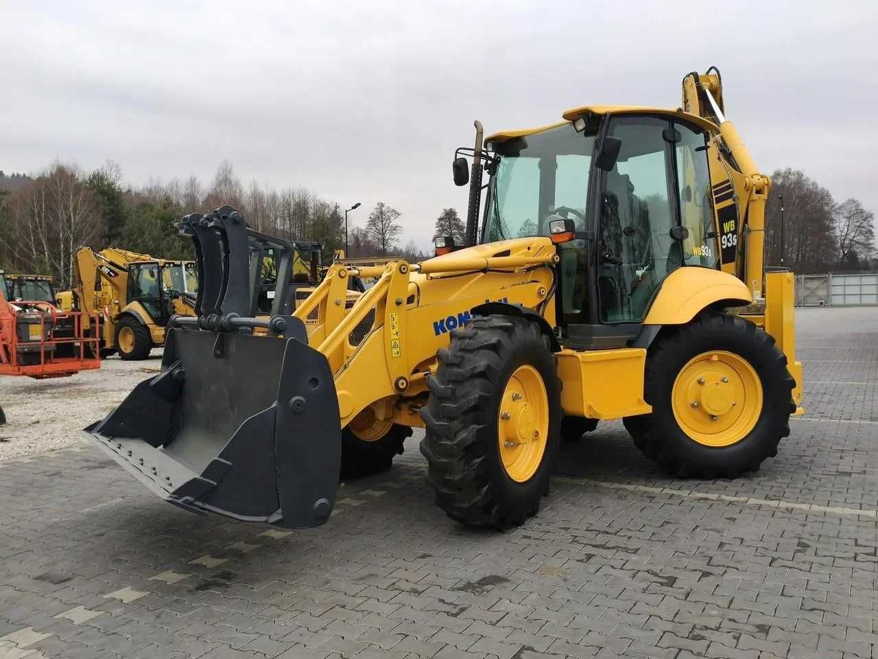 Экскаватор-погрузчик Komatsu WB93S-5E0 размер колес одинаковые