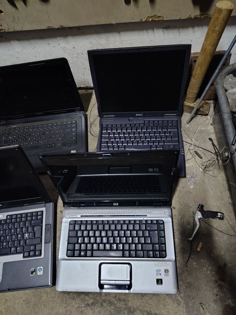 10 laptopuri 3 HP 3 Dell 1 Compaq 1 Toshiba 1 Lenovo 1 Acer