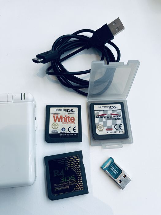 Consola Nintendo DS lite Alb, cu jocuri si accesorii