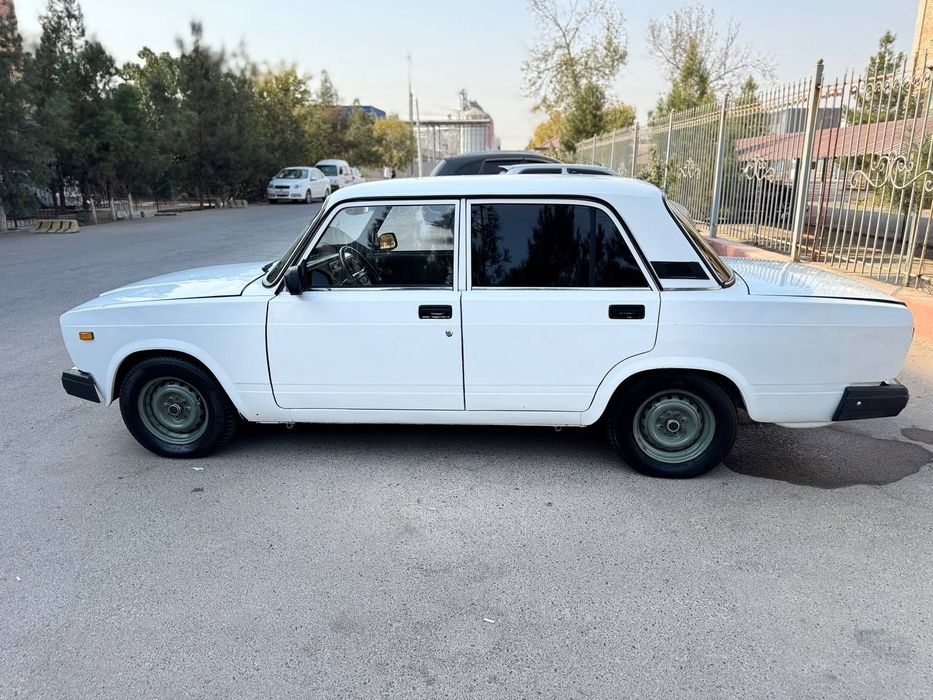 Lada Vaz 2107 oq rangda 2006 yil ishlab chiqarilgan metan gaz 90 litr