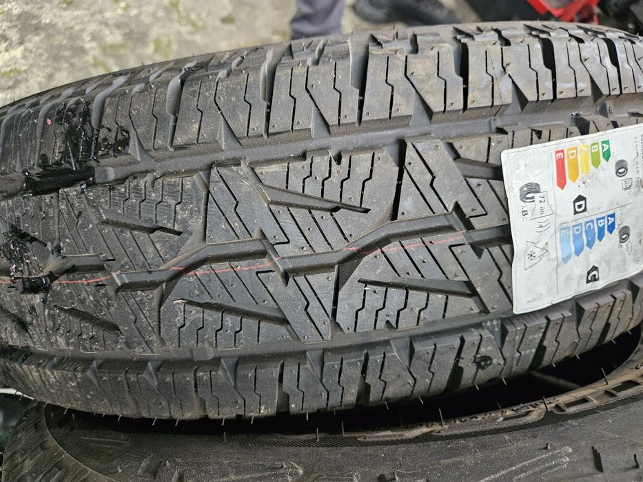 Нови зимни гуми 215/70 R16