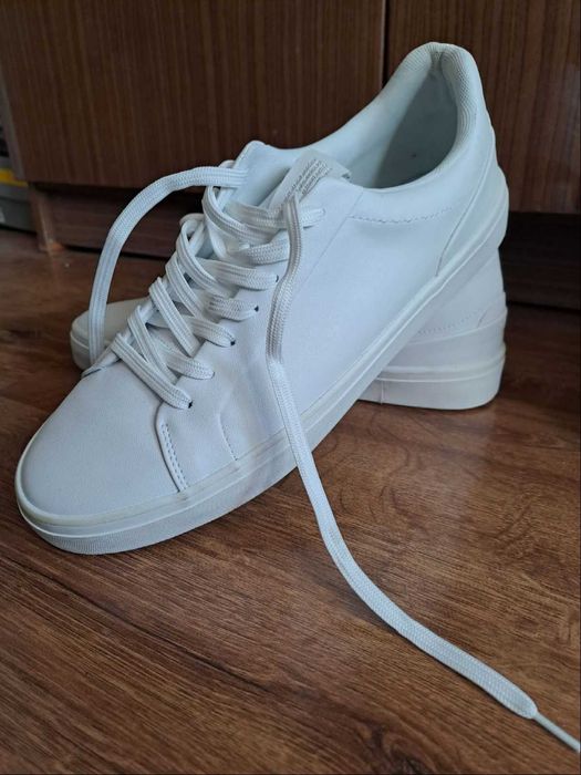 Чисто нови , чисто бели кецове Pull & Bear