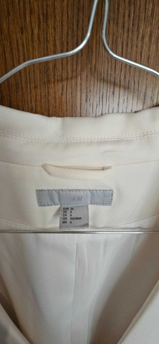 Късо кремаво сако H and M