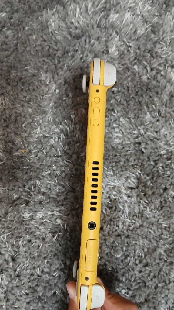 Nintendo switch lite жълт