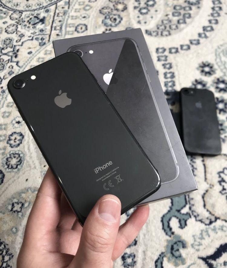 Продам IPhone 8 64G Black в идеальном состянии все работает отлично