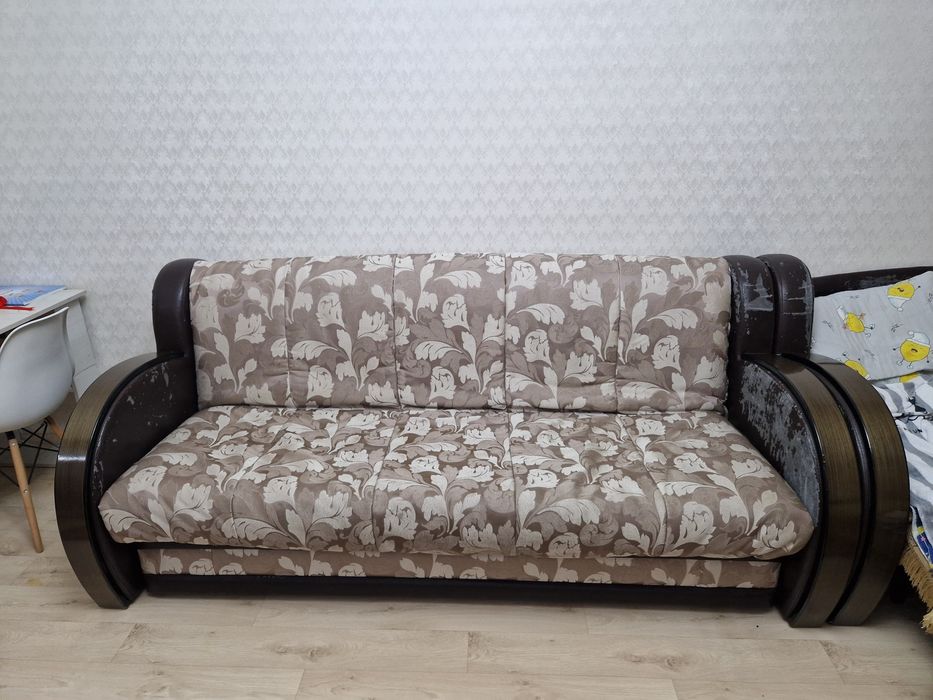 Срочно продается диван, необходимо заменить обшивку. Писать на ватсап